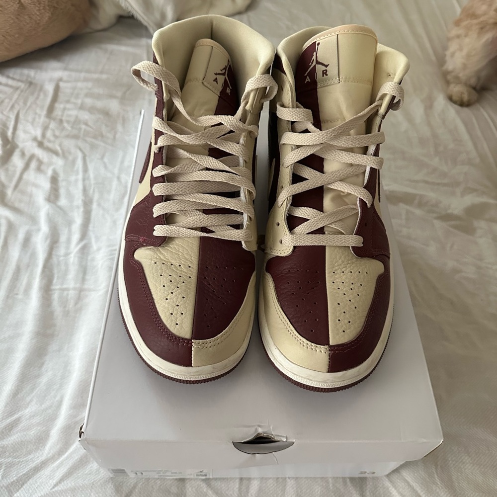 Women’s Air Jordan 1 Mid SE BEACH/cherrywood red sneaker